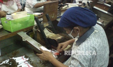 Pekerja melinting rokok di Pabrik Gudang Garam.