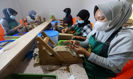 Ilustrasi pekerja melinting tembakau secara manual untuk dijadikan rokok yang telah memiliki Nomor Pokok Pengusaha Barang Kena Cukai (NPPBKC).