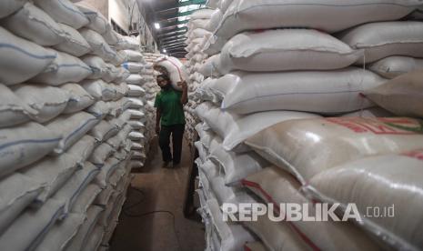 Pekerja memanggul beras di Pasar Induk Beras Cipinang, Jakarta, Senin (27/4/2020). Pemerintah menjamin ketersediaan pangan selama bulan Ramadhan di tengah pandemi COVID-19 tetap aman dengan total stok beras mencapai 15 juta ton yang cukup hingga beberapa bulan ke depan dan diperkirakan masih surplus antara enam hingga tujuh ton lebih. 