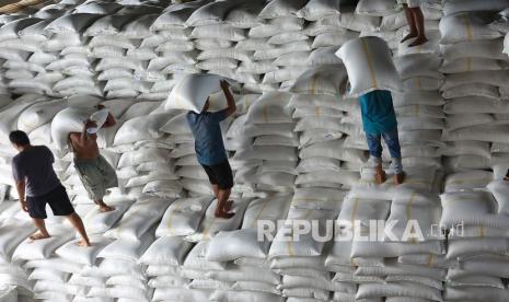 Pekerja memanggul karung berisi beras saat proses pembongkaran di gudang Perum Bulog Meulaboh, Aceh Barat, Aceh, Jumat (26/3/2021). Kepala Perum Bulog Cabang Meulaboh Hafizsyah mengatakan stok cadangan beras Pemerintah di gudang Bulog mencapai 2.115 ton yang akan digunakan untuk kegiatan KPSH (ketersediaan pasokan dan stabilisasi harga), untuk menghindari terjadinya lonjakan harga serta untuk stok jika terjadi bencana alam dan penyaluran golongan anggaran hingga 6 bulan kedepan.