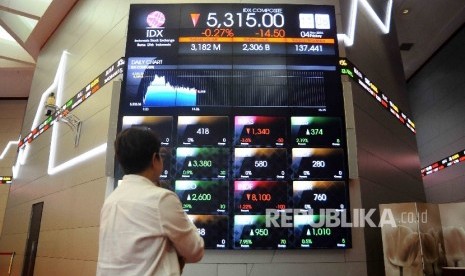  Pekerja memantau pergerakan Indeks Harga Saham Gabungan (IHSG) di Gedung Bursa Efek Indonesia (BEI), Jakarta, Jumat (4/11). 