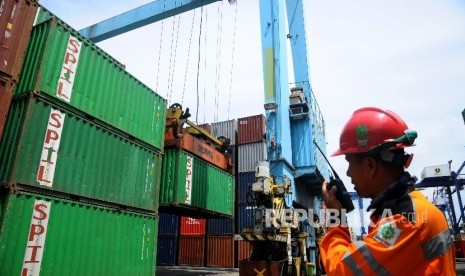 Pekerja memantau proses bongkar muat di Pelabuhan Tanjung Priok, Jakarta Utara, Selasa (7/2)