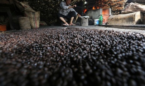 Pekerja memasak kopi jenis robusta secara tradisional di salah satu tempat produksi pengolahan bubuk kopi di Desa Ie Masen, Kecamatan Ulee Kareng, Banda Aceh, Aceh, Rabu (17/2)