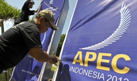 Pekerja memasang baliho KTT APEC 2013 menjelang berlangsungnya kegiatan internasional itu di Nusa Dua, Bali, Senin (30/9). Kawasan Bali Tourism Develompent Corporation (BTDC) yang menjadi pusat kegiatan KTT APEC 2013 akan disteril dari kendaraan pribadi un