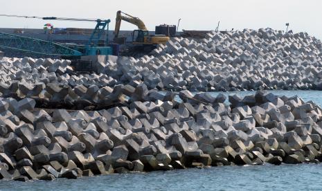 Pembangunan pelabuhan (ilustrasi). Pemerintah Kota Cilegon, Banten, menggandeng dua perusahaan yakni PT Chandra Asri Petrochemical Tbk dan PT Krakatau Steel Tbk (KS) untuk bekerja sama membangun Pelabuhan Warnasari, Cilegon yang selama ini belum terealisasi.