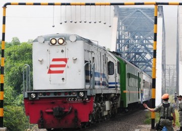 Pekerja memasang bola-bola besi penghalang penumpang atap gerbong kereta api di jalur kereta api Tambun-Bekasi, Bekasi, Jawa Barat, Selasa (17/1). (Republika/Aditya Pradana Putra)