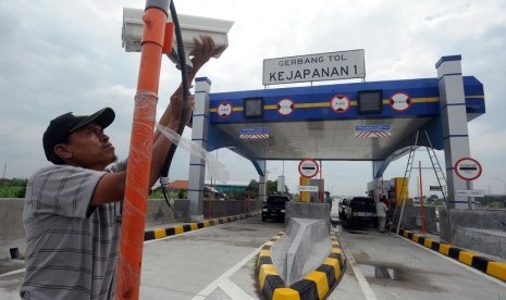 Pekerja memasang CCTV di depan pintu gerbang tol Gempol-Pandaan, di Kejapanan, Pasuruan, Jawa Timur, beberapa waktu lalu.