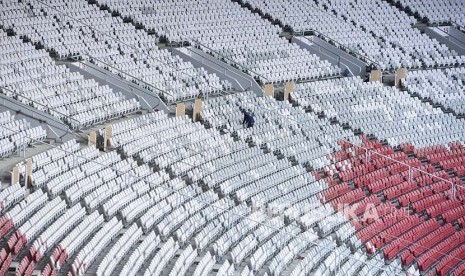 Pekerja memasang kursi penonton saat renovasi Stadion Utama Gelora Bung Karno, Jakarta, Rabu (25/10). Renovasi stadion yang akan di gunakan pada ajang Asian Games 2018 itu telah mencapai 90 persen dan diperkirakan pada Februari 2018 sudah dapat digunakan untuk 