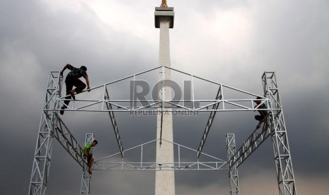  Pekerja memasang panggung dalam rangka persiapan perayaan HUT ke-486 Jakarta di Monumen Nasional, Jakarta, Kamis (20/6).    (Republika/ Yasin Habibi)