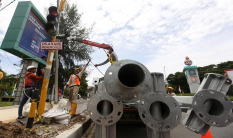 Pekerja memasang peralatan sistem tilang elektronik atau Electronic Traffic Law Enforcement (ETLE). iustrasi