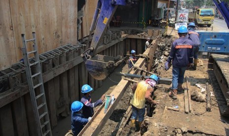 Pekerja memasang pipa distribusi gas milik Perusahaan Gas Negara (PGN) di Jalan Plumpang Semper, Jakarta Utara, Rabu (30/9)