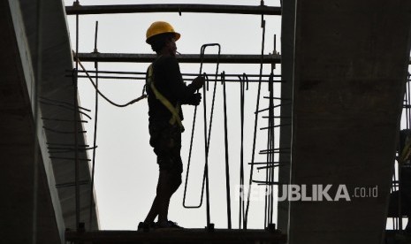 Pekerja memasang rangka konstruksi di ruas pembangunan fly over di sepanjang Kalimalang, Jakarta, Jum’at (9/9). (Republika / Darmawan)