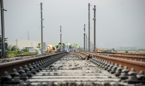 Pekerja memasang rel di Depo Kereta Api Cepat Jakarta Bandung di Tegalluar, Kabupaten Bandung, Jawa Barat, Rabu (20/4/2022). PT Kereta Cepat Indonesia China (KCIC) mulai memasang rel kereta cepat di Depo Tegalluar dengan panjang 500 meter. 