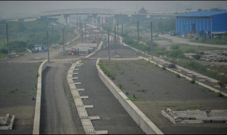 Pekerja memasang rel kereta di kawasan Stasiun Kereta Cepat Jakarta-Bandung di Tegalluar, Kabupaten Bandung, Jawa Barat, Ahad (23/1/2022). Presiden Joko Widodo berharap, uji coba Kereta Cepat Jakarta Bandung yang saat ini sudah mencapai 79,9 persen sudah bisa dilakukan pada akhir tahun 2022, dan sudah siap operasional pada bulan Juni 2023. 