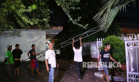 Pekerja memasang tenda jelang kedatangan jenazah Presiden ke-3 RI BJ Habibie di Patra Kuningan, Jakarta, Rabu (11/9/2019).