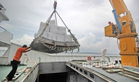 [Ilustrasi] Pekerja memasukkan kotak suara ke dalam KM Sabuk Nusantara 92 di Pelabuhan Tanjung Perak, Surabaya, Jawa Timur, Jumat (12/4/2019). 