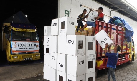 Pekerja memasukkan logistik Pemilu ke truk sebelum didistribusikan di gudang logistik KPU Jember, Jawa Timur, Selasa (9/4/2019). 