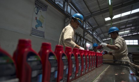 Pekerja memasukkan pelumas dalam kemasan di Production Unit Cilacap PT Pertamina Lubricants, Cilacap, Jawa Tengah, Senin (6/11).