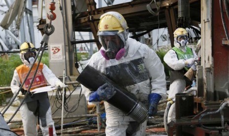 Pekerja membangun dinding pendingin PLTN Fukushima Daiichi yang rusak akibat terjangan tsunami di Okuma, Prefektur Fukushima, Tokyo, Jepang, Juli 2014. 