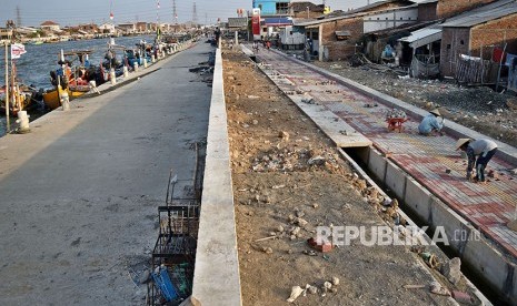 Pekerja membangun trotoar di lokasi pembangunan Kampung Bahari Tambaklorok, Tanjung Emas, Semarang, Jawa Tengah, Jumat (6/4). 