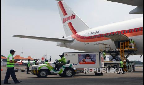 Pekerja membawa Envirotainer berisi vaksin COVID-19 Sinovac setibanya dari Beijing di Terminal Cargo Bandara Soekarno Hatta, Tangerang, Banten, Ahad (18/4).