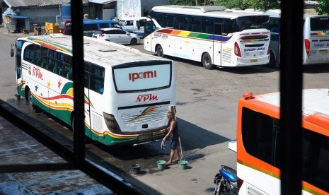 Pekerja membersihkan bagian belakang bus di Terminal Penumpang Tipe A Baranangsiang, Kota Bogor, Jawa Barat.  Badan Pengelola Transportasi Jabodetabek (BPTJ) mencatat penurunan penumpang bus antar kota antarprovinsi (AKAP) selama masa pandemi virus korona atau Covid-19.