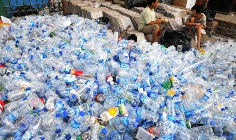 Pekerja membersihkan botol plastik bekas di penampungan botol bekas, Jakarta, Selasa (6/5).