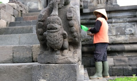 Pekerja membersihkan dinding candi Pawon dari lumut dan kotoran di Wanurejo, Borobudur, Magelang, Jateng, Kamis (14/2). Balai Konservasi Borobudur (BKB) rutin melakukan perawatan untuk menjaga kebersihan dan keutuhan batu candi dari pelapukan akibat lumut dan debu. (ANTARA FOTO/Anis Efizudin)