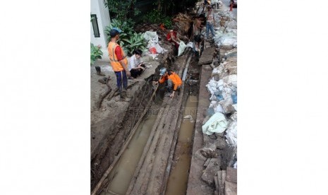 Pekerja membersihkan gorong-gorong di trotoar jalan H. Agus Salim, Jakarta Pusat, Selasa (25/3).