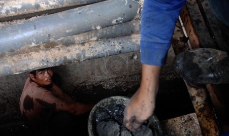 Pekerja membersihkan gorong-gorong di trotoar jalan H. Agus Salim, Jakarta Pusat, Selasa (25/3).