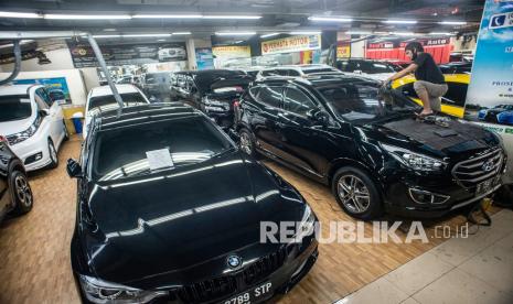 Pekerja membersihkan kaca mobil bekas yang dijual di Bursa Mobil Bekas WTC Mangga Dua, Jakarta, Rabu (23/9/2020). Pedagang mobil bekas setempat menolak usulan relaksasi pajak pembelian mobil baru sebesar nol persen yang diajukan Kementerian Perindustrian ke Kementerian Keuangan karena dapat menyebabkan harga mobil bekas dipasaran turun drastis.