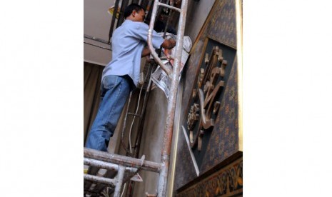  Pekerja membersihkan kaligrafi penghias dinding sebagai persiapan menjelang bulan suci Ramadhan di Masjid Sunda Kelapa, Jakarta, Rabu (18/7). (Aditya Pradana Putra/Republika)