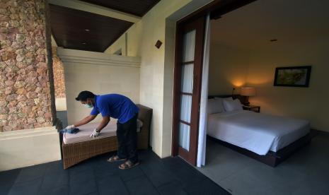 Pekerja membersihkan kamar yang akan digunakan sebagai tempat karantina bagi wisatawan mancanegara di Hotel Griya Santrian, Sanur, Denpasar, Bali.