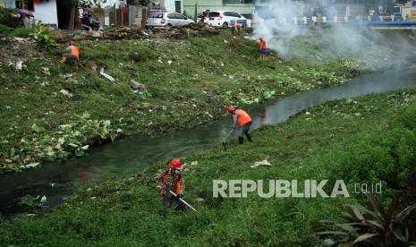 Pekerja membersihkan kanal di Kecamatan Somba Opu, Kabupaten Gowa, Sulawesi Selatan, Rabu (3/11/2021). Pembersihan kanal tersebut sebagai salah satu upaya mengantisipasi terjadinya banjir seiring adanya peringatan dini dari Badan Meteorologi, Klimatologi dan Geofisika (BMKG) terkait potensi curah hujan yang tinggi di sejumlah daerah akibat adanya fenomena La Nina yang diprakirakan terjadi pada akhir tahun 2021