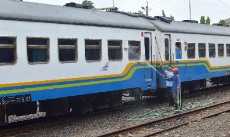   Pekerja membersihkan Kereta Api (KA) di Stasiun KA Madiun, Jatim, Selasa (23/12).