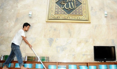  Pekerja membersihkan lantai sebagai persiapan menjelang bulan suci Ramadhan di Masjid Sunda Kelapa, Jakarta, Rabu (18/7). (Aditya Pradana Putra/Republika)