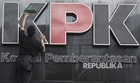 Uang kepala daerah di rekening kasino. Pekerja membersihkan logo Komisi Pemberantasan Korupsi di gedung KPK, Jakarta. (ilustrasi) 