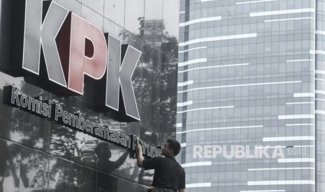 Logo Komisi Pemberantasan Korupsi (KPK) di gedung KPK, Jakarta Selatan.