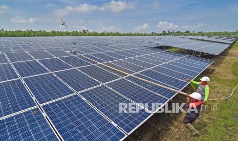 Pekerja membersihkan panel Pembangkit Listrik Tenaga Surya (PLTS) di Desa Sengkol, Kecamatan Pujut, Praya, Lombok Tengah, NTB, Selasa (2/2). Anak usaha Pertamina di bidang pembangkit listrik, Pertamina Power Indonesia punya 11 proyek yang akan diselesaikan pada tahun ini. 