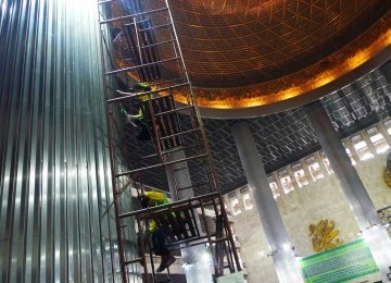 Pekerja membersihkan pilar-pilar yang terdapat di dalam Masjid Istiqlal, Jakarta Pusat, Rabu (27/7). Menyambut Bulan Suci Ramadhan, Masjid Istiqlal akan dibersihkan secara menyeluruh. Di bulan Ramadhan, masjid ini diserbu warga Jakarta dan sekitarnya untuk