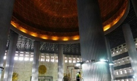 Pekerja membersihkan pilar-pilar yang terdapat di dalam Masjid Istiqlal, Jakarta Pusat, Rabu (27/7). Menyambut Bulan Suci Ramadhan, Masjid Istiqlal akan dibersihkan secara menyeluruh. Di bulan Ramadhan, masjid ini diserbu warga Jakarta dan sekitarnya untuk