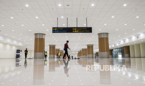 Pekerja membersihkan ruang pengambilan bagasi di Bandara Internasional Jawa Barat (BIJB) Kertajati, Majalengka, Jawa Barat. (ilustrasi)