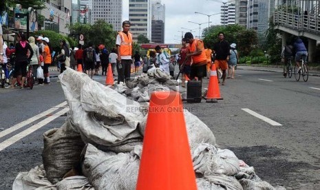 Pekerja membersihkan saluran air bawah tanah di Jalan Thamrin, Jakarta, Ahad (17/11).  (Republika/Tahta Aidilla)