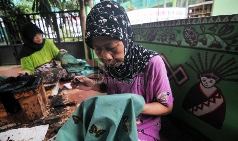 Pekerja memblok motif batik menggunakan malam di Batik Betawi Terogong, Jakarta Selatan, Kamis (12/3). 