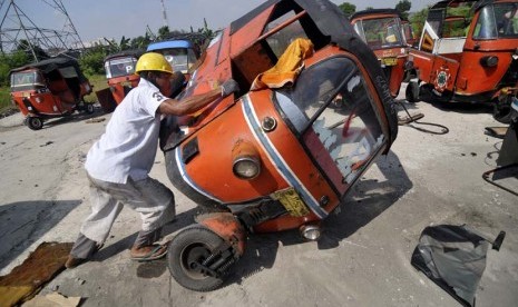  Pekerja membongkar bajaj yang akan diremajakan di Cakung, Jakarta Timur, Selasa (7/5).  (Antara/Zabur Karuru)