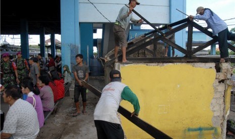  Pekerja membongkar bangunan di sekitar stasiun Depok Baru, Depok, Rabu (26/12). pembongkaran dalam rangka revitalisasi stasiun dan peningkatan pelayanan penumpang kereta. 