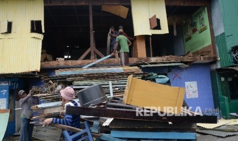 Pekerja membongkar bangunan salah satu cafe di Kalijodo, Jakarta, Jumat (26/2).