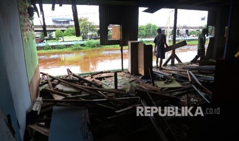 Pekerja membongkar bangunan salah satu cafe di Kalijodo, Jakarta, Jumat (26/2).