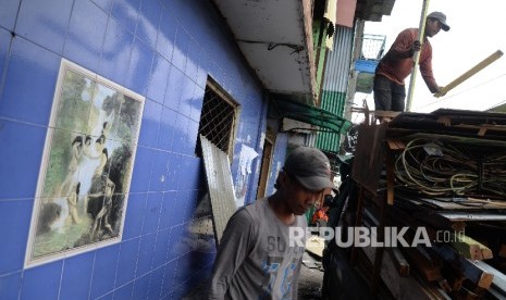 Pekerja membongkar bangunan salah satu cafe di Kalijodo, Jakarta, Jumat (26/2).