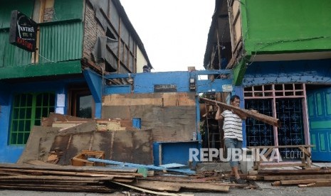 Pekerja membongkar bangunan salah satu cafe di Kalijodo, Jakarta, Jumat (26/2).